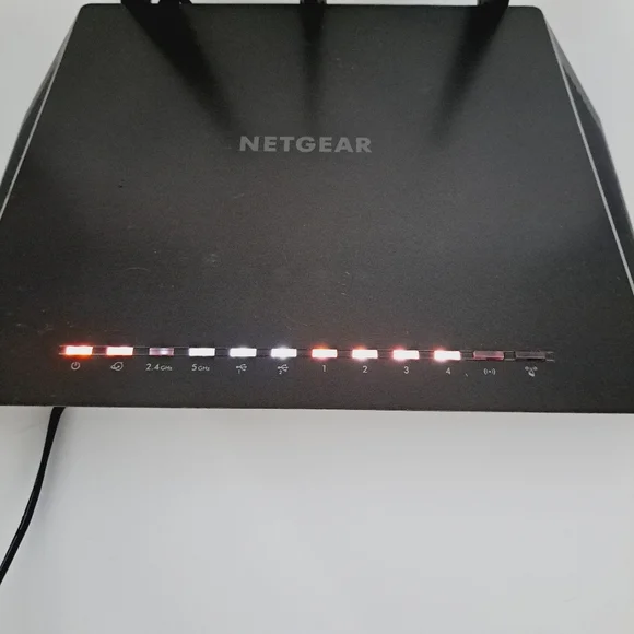 NETGEAR Nighthawk Smart Wi-Fi Router (R7000) - AC1900 - Picture 9 of 13